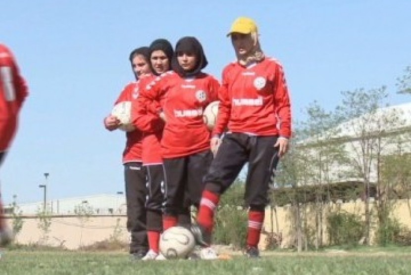 Tim Nasional Sepak Bola Perempuan Afghanistan sedang berlatih di dekat markas NATO di Kabul.