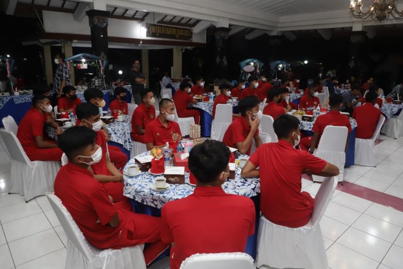 Tim nasional sepak bola putra usia di bawah 16 (Timnas U16) saat melakukan kunjungan ke Pendopo Rumah Dinas Bupati Sleman.