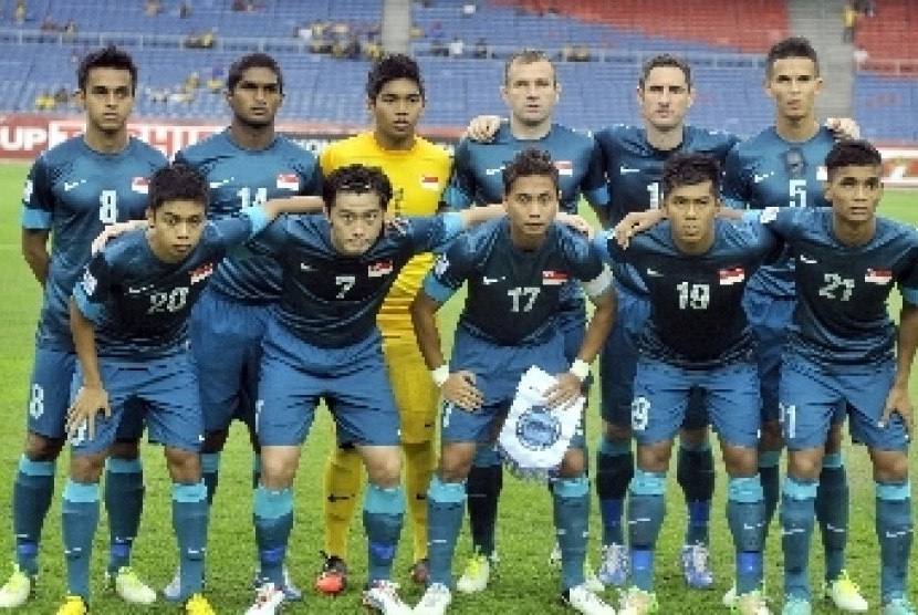 Tim Nasional Singapura berpose saat laga melawan Indonesia pada babak penyisihan grup B Piala AFF 2012 di stadion Bukit Jalil, Kuala Lumpur, Malaysia.