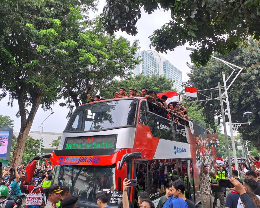Tim nasional (timnas) Indonesia U-22 disambut meriah oleh masyarakat. Saat ini bus yang membawa timnas tiba di depan Gedung Kementerian Olahraga dan Pemuda (Kemenpora).