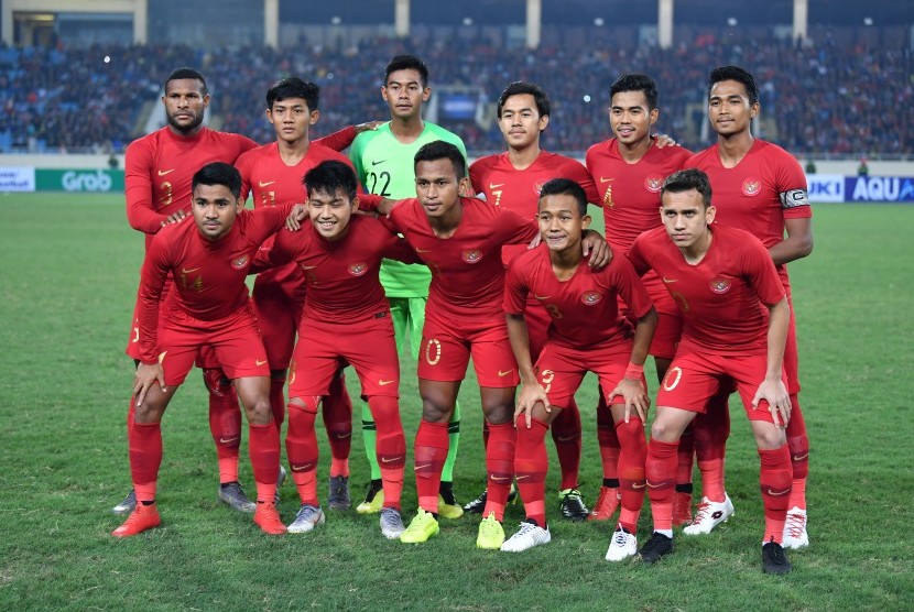 Tim nasional U-23 Indonesia berfoto bersama menjelang pertandingan Grup K kualifikasi Piala Asia U-23 AFC 2020 melawan tim nasional U-23 Vietnam, di Stadion Nasional My Dinh, Hanoi, Vietnam,Ahad (24/3/2019). 