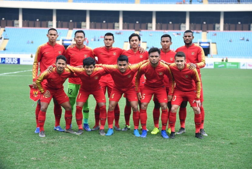 Tim nasional U-23 Indonesia berfoto bersama menjelang pertandingan perdana Grup K kualifikasi Piala Asia U-23 AFC 2020 melawan tim nasional U-23 Thailand, di Stadion Nasional My Dinh, Hanoi, Vietnam, Jumat (22/3/2019).