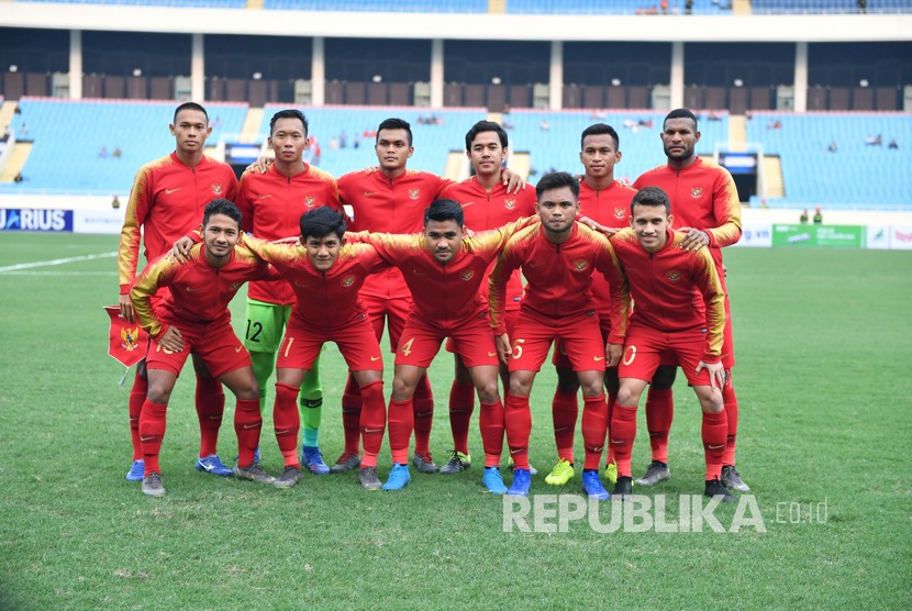 Tim nasional U-23 Indonesia berfoto bersama menjelang pertandingan perdana Grup K kualifikasi Piala Asia U-23 AFC 2020 melawan tim nasional U-23 Thailand, di Stadion Nasional My Dinh, Hanoi, Vietnam, Jumat (22/3/2019).