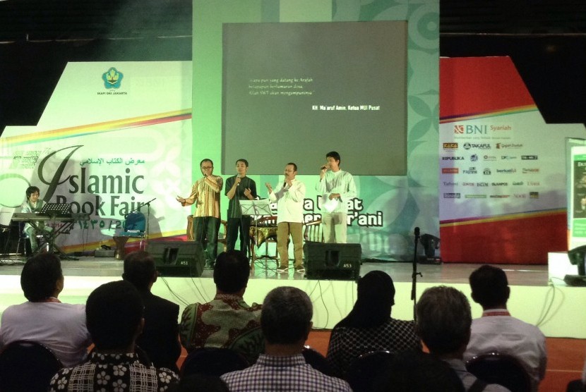 Tim nasyid Snada membawakan lagu Karena-Nya, di acrna Islamic Book Fair di Jakarta, Jumat (7/3).