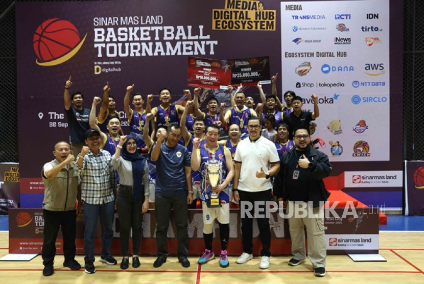 Tim NTT Data menjuarai turnamen Sinar Mas Land Basketball 2025 setelah mengalahkan Transmedia dengan skor 49-30 pada partai final di lapangan the Breeze, BSD City, Ahad (5/10/2025). 