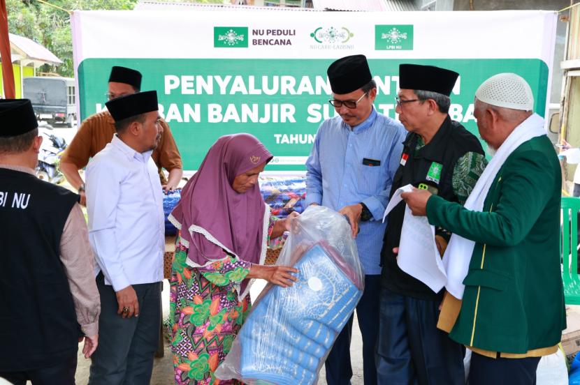 Tim NU Peduli menyalurkan bantuan untuk warga terdampak bencana banjir dan tanah longsor di Kabupaten Pesisir Selatan, Sumatera Barat pada Ahad (24/03/2024).