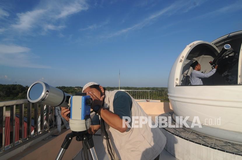 Tim observatorium menyiapkan teropong untuk mengamati gerhana bulan total di Observatorium Jokotole IAIN Madura, Pamekasan, Jawa Timur, Rabu (26/5/2021). Gerhana bulan untuk wilayah Kabupaten Pamekasan dan sekitarnya akan berlangsung sejak pukul 16.44-19.52 Wib. 