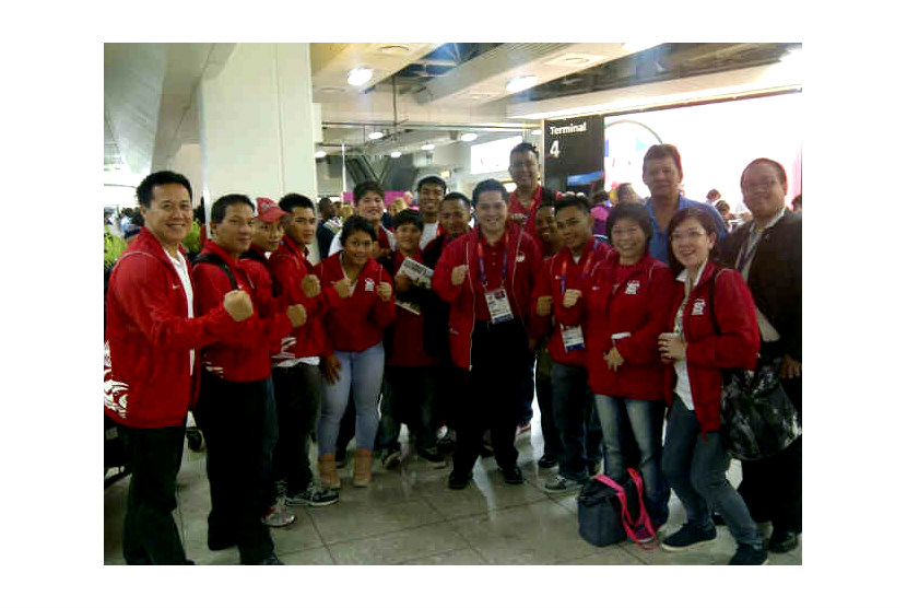Tim Angkat Besi Olimpiade Indonesia tiba di Bandara Heathrow, London.