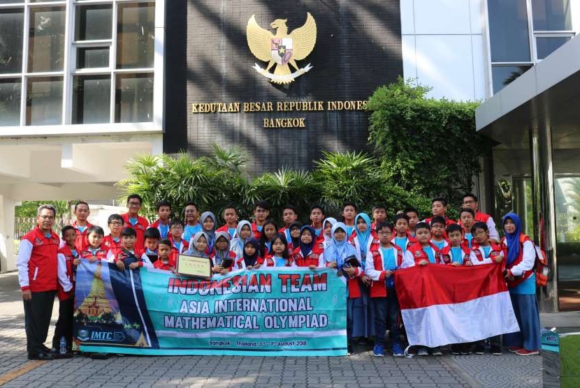 Tim Olimpiade Matematika Ilham Mathematics Training Center (IMTC).