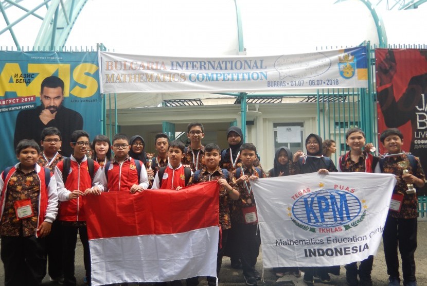 Tim Olimpiade Matematika Klinik Pendidikan MIPA (KPM) Indonesia berhasil mengukir prestasi cemerlang pada ajang Bulgaria Mathematics International Competition (BIMC) pada 1-6 Juli 2018 di Burgas, Bulgaria.