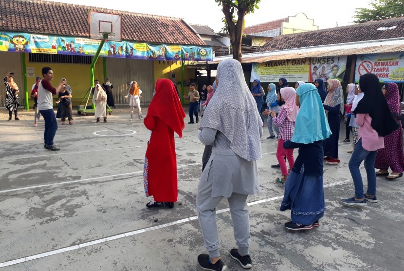 Tim paduan suara SD Muhammadiyah Sapen melakukan latihan terakhir. 