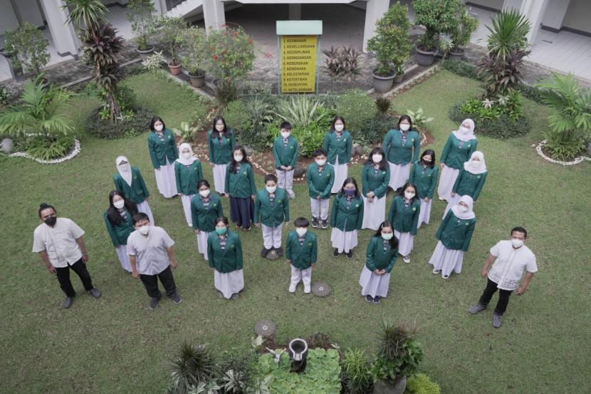 Tim paduan suara Sekolah Bakti Mulya 400 (Bakti Mulya 400 Youth Choir) meraih medali perak pada The 10th Bali International Choir Festival (BICF) 2021.