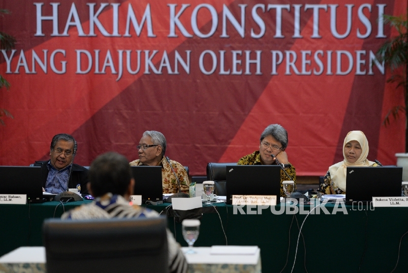  Tim Panitia Seleksi (Pansel) Calon Hakim Konstitusi melakukan uji wawancara terbuka kepada calon Hakim MK Muhammad Yamin Lubis di Gedung Sekertariat Negara, Jakarta, Senin (27/3). 