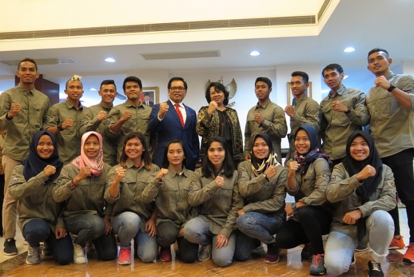 Tim panjat tebing Indonesia berfoto bersama Duta Besar RI untuk Cina, Djauhari Oratmangun (berdasi) dan Wakil Dubes Listyowati (berdiri tengah).