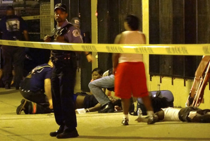 Tim Paramedis merawat korban penembakan di Essex Avenue, Chicago. 