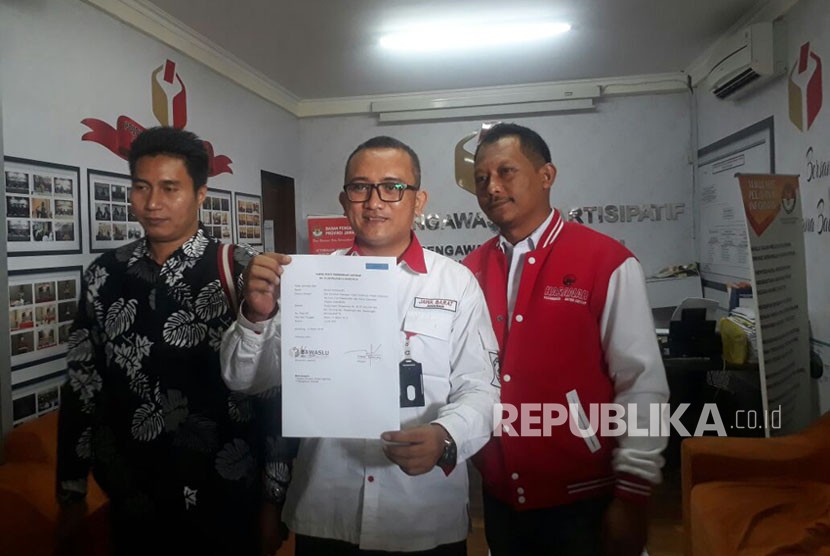 Tim pasangan calon gubernur dan wakil gubernur Jawa Barat, Tb Hasanudin dan Anton Charliyan (Hasanah) melaporkan dugaan black campaign (kampanye hitam) yang menyerang pasangan tersebut ke Sentra Penegakan Hukum Terpadu (Gakkumdu) Bawaslu Jabar, Rabu (14/3).