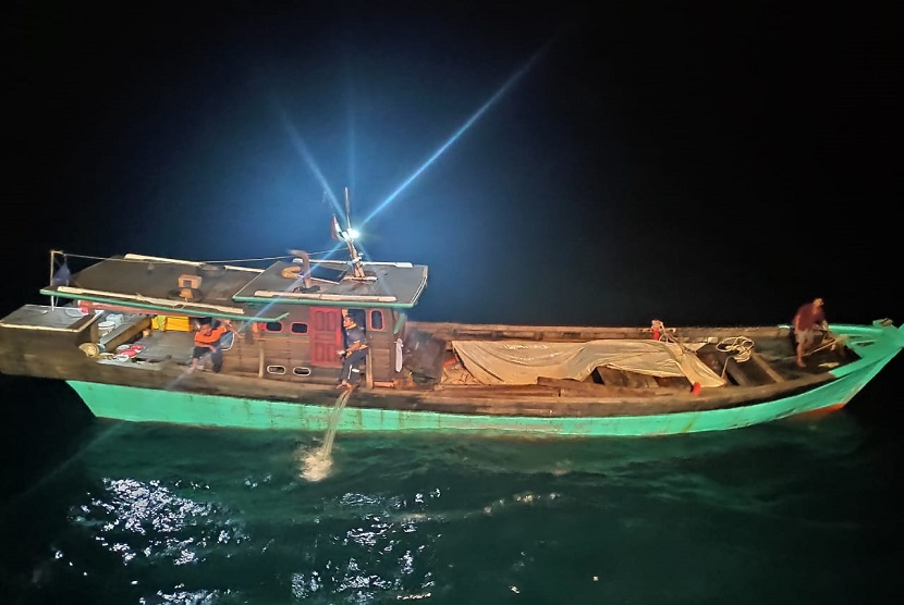 Tim patroli laut Bea Cukai Kanwil Khusus Kepulauan Riau BC 30004 berhasil menggagalkan upaya penyelundupan pasir timah ke luar negeri. Penindakan dilakukan terhadap sebuah kapal mesin di sekitar Perairan Natuna pada Kamis (25/06).