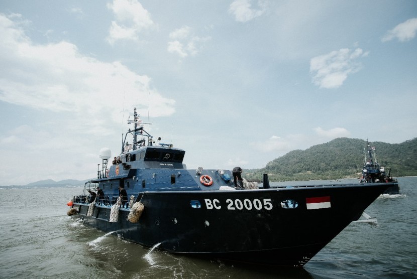 Tim patroli laut Bea Cukai Sumatra Utara menyelamatkan empat warga Kisaran dan Panipahan. 