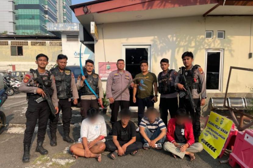 Tim Patroli Perintis Presisi (TP3) Polres Metro Jakarta Barat menangkap remaja yang hendak melakukan tawuran di sekitar jalan Kalianyar Tambora, Jakarta Barat, Sabtu (18/5/2024).