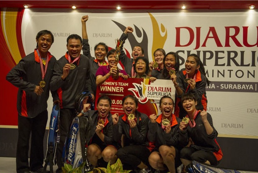 Tim PB Jaya Raya Putri naik ke atas podium pemenang setelah merebut juara pertama Djarum Superliga Badminton 2013 di DBL Arena, Surabaya, Jawa Timur, Sabtu (8/2). 