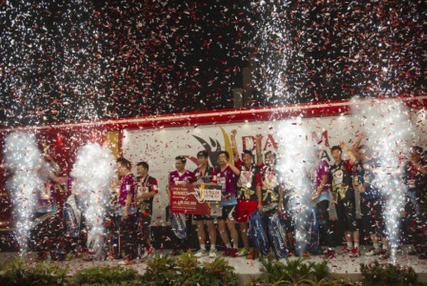 Tim PB Musica Champion Indonesia naik ke atas podium pemenang setelah berhasil menjuarai Djarum Superliga Badminton 2013 di DBL Arena, Surabaya, Jatim (9/2).