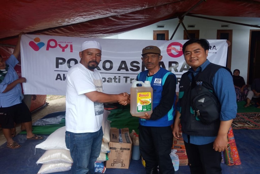 Tim Peduli Bencana Lembaga Amil  Zakat Panti Yatim Indonesia memberi bantuan paket sembako, alas tidur,  perlengkapan ibadah hingga uang tunai