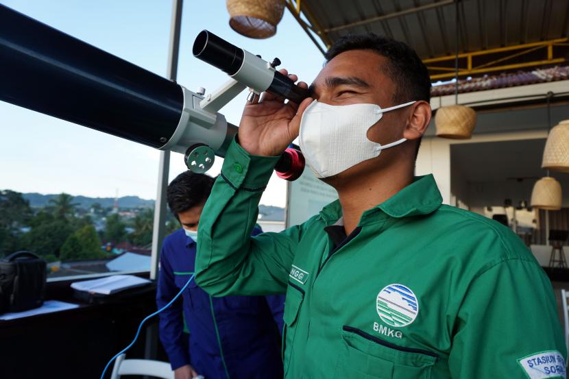 Tim pelaksana penglihatan hilal BMKG mengamati Hilal di Kota Sorong, Papua Barat, Ahad (1/5/2022). Muhammadiyah tetapkan 1 Ramadhan pada 11 Maret 2024. 