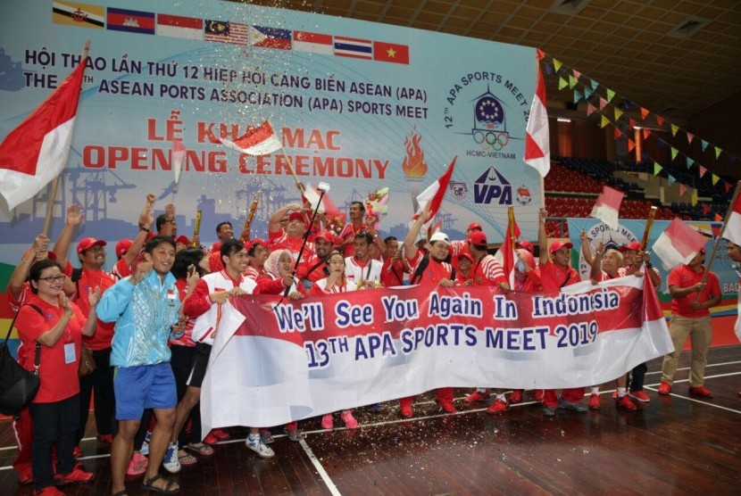 Tim Pelindo merayakan keberhasilan menjadi juara umum ajang APA Sport Meet 2016.