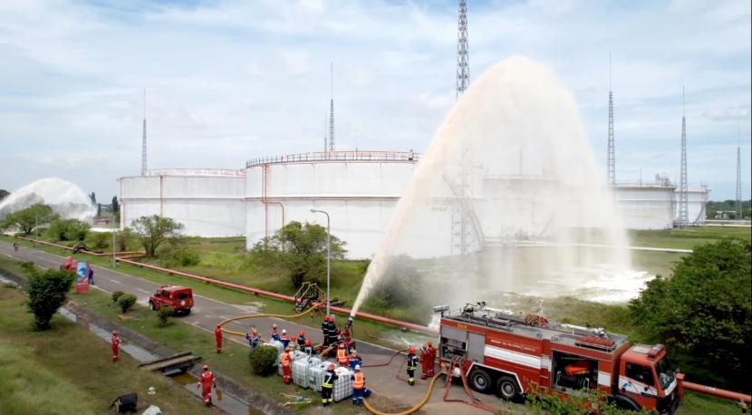 Tim pemadam dari fungsi HSSE RU VI dibantu Tim Bantuan Keadaan Darurat (TBKD) diturunkan untuk melakukan aksi pemadaman menggunakan 2 terminator dan alat pemadam lainnya yang difungsikan untuk menyemprotkan foam ke titik api.