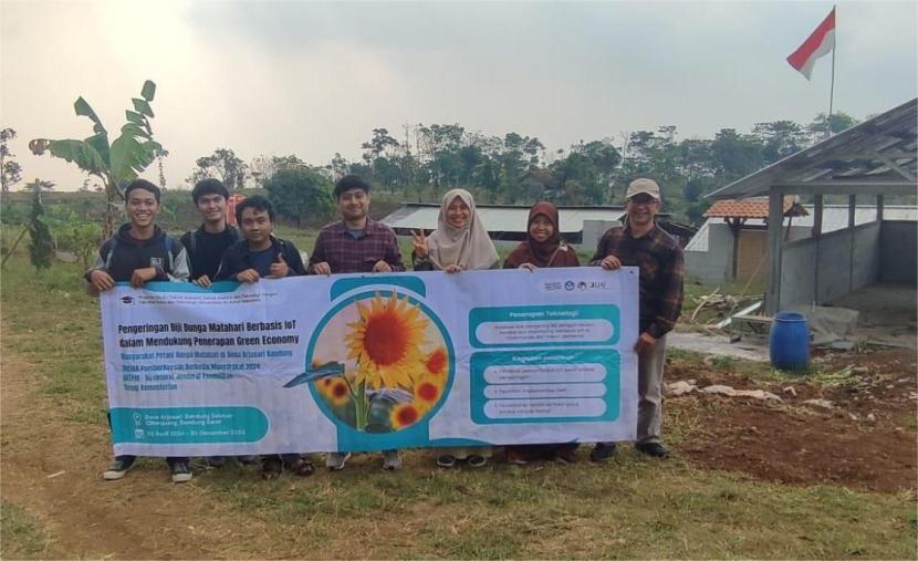 Tim pemberdayaan masyarakat teknik industri Universitas Al Azhar Indonesia (UAI) menyiapkan program untuk petani bunga matahari di kawasan Bandung Selatan.