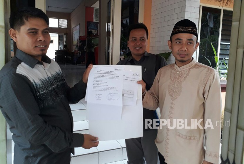 Tim pemenangan bakal pasangan calon Pilgub NTB Zulkieflimansyah dan Siti Rohmi Djalilah menerima tanda terima sebagai bukti kelengkapan persyaratan dari KPUD NTB pada Kamis (18/1).