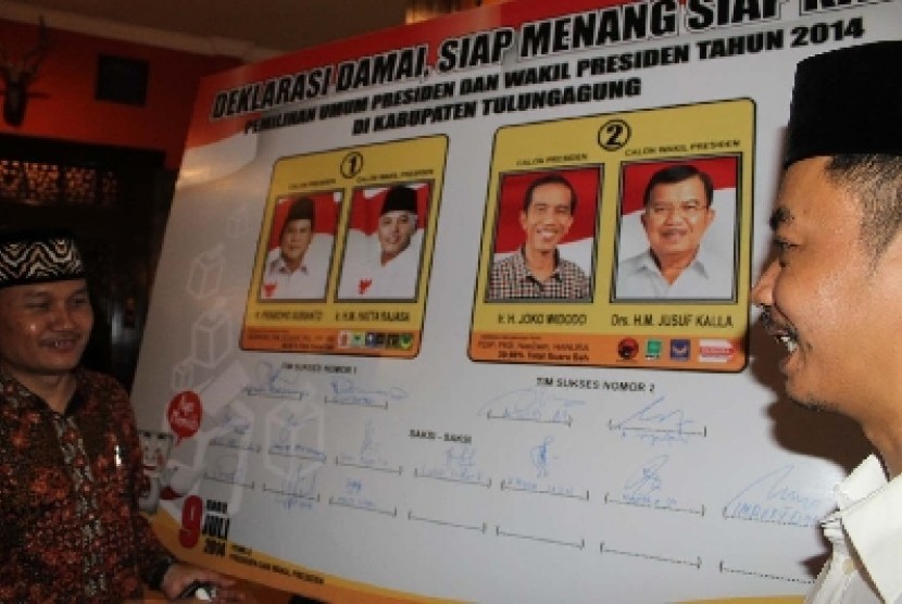 Tim pemenangan pasangan capres Prabowo Subianto-Hatta Rajasa dan capres Joko widodo- Jusuf Kalla saat deklarasi damai-siap menang-siap kalah disaksikan komisioner KPU Tulungagung Jawa Timur, Sabtu (5/7) 