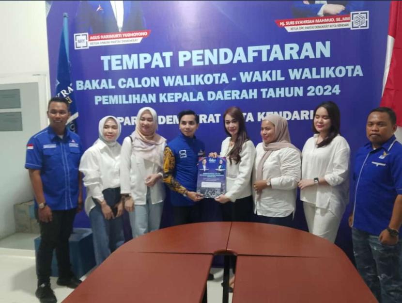 Tim pemenangan Tri Febrianto Damu, Dea Ananda dan Andi Eki usai mengambil formulir pendaftaran bakal calon Walikota Kendari, Kamis (18/4/2024), di Kantor Partai Demokrasi Indonesia Perjuangan (PDIP) Kota Kendari.