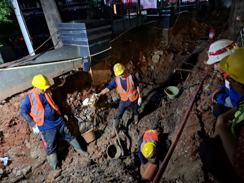 Tim Penanganan Gangguan (TPG) PGN segera melakukan penanganan terhadap indikasi kebocoran pipa gas bumi di depan Gedung Kemenkes, Jalan HR Rasuna Said, Kuningan Timur, Setiabudi, Jakarta Selatan.