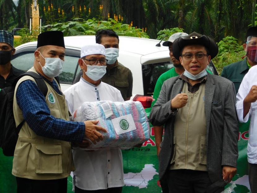 Tim Penanggulangan Bencana (TPB) Majelis Ulama Indonesia (MUI) Pusat yang dipimpin Kiai Sodikun dan Ustaz Nadjamuddin Ramly memberikan bantuan kepada masyarakat terdampak bencana banjir bandang di Kabupaten Luwu Utara, Provinsi Sulawesi Selatan, Ahad (26/7). 