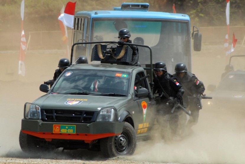 Tim Penanggulangan Teror dari Yonif 751/BS menangani gangguan terorisme ketika melakukan simulasi pada perayaan HUT Ke-67 TNI di Lapangan Bumi Perkemahan, Waena, Jayapura, Papua, Jumat (5/10)