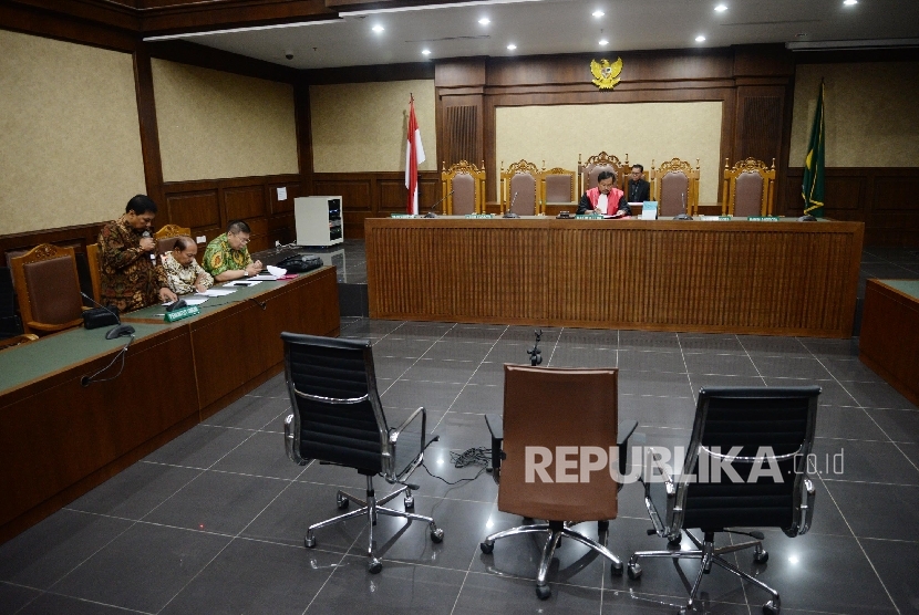 Tim penasihat hukum tersangka dugaan pembunuhan Wayan Mirna Salihin, Jessica Kumala Wongso, dan Tim dari Polda Motreo Jaya menghadiri sidang praperadilan kliennya di PN Jakarta Pusat, Selasa (23/2).(Republika/Yasin Habibi)