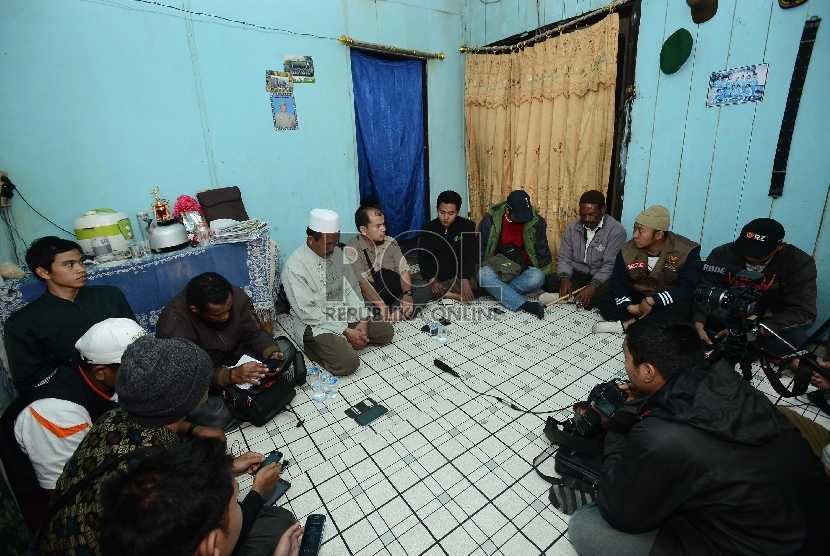 Tim Pencari Fakta (TPF) Komat Tolikara bertemu dengan Imam pada Shalat Idul Fitri di Musholla, Ustadz Ali Muchtar di Tolikara, Papua, Kamis (23/7).