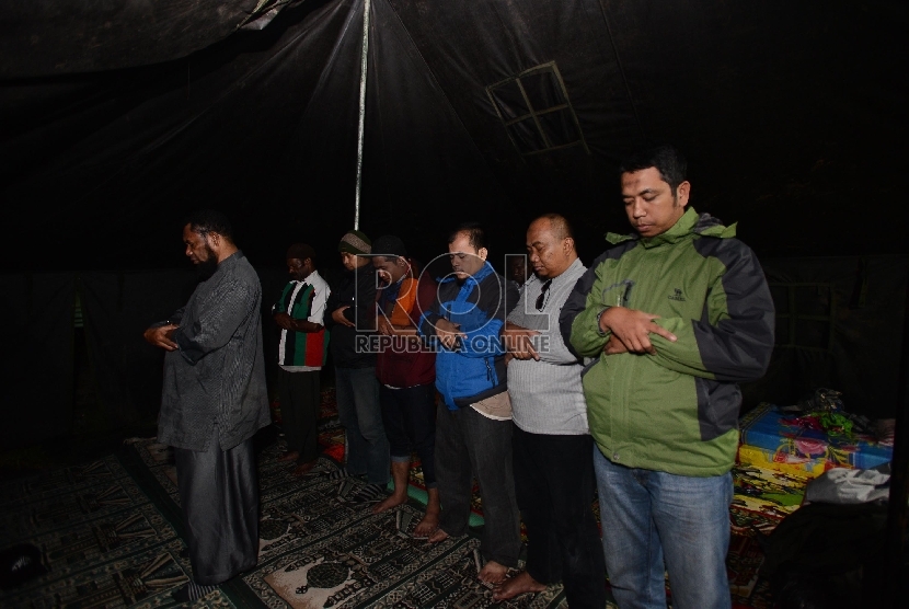 Tim Pencari Fakta (TPF) Komat Tolikara Shalat berjamaah bersama pengungsi di posko pengungsian yang berada di Tolikara, Papua, Kamis (23/7). 