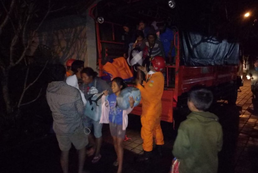 Tim Pencarian dan Penyelamatan (SAR) kembali mengevakuasi warga pengungsi di sekitar Gunung Agung, Kabupaten Karangasem seiring peningkatan seismik gunung api tertinggi di Bali tersebut sejak Kamis (28/6). 