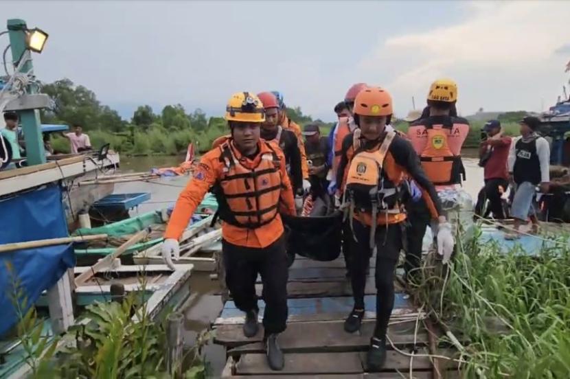 Tim pencarian dan penyelamatan (Search And Rescue/SAR) gabungan menemukan seorang awak kapal motor (KM) Maju Makmur yang tenggelam di perairan Muara Angke, Penjaringan, Jakarta Utara, Rabu (10/1/2024). 