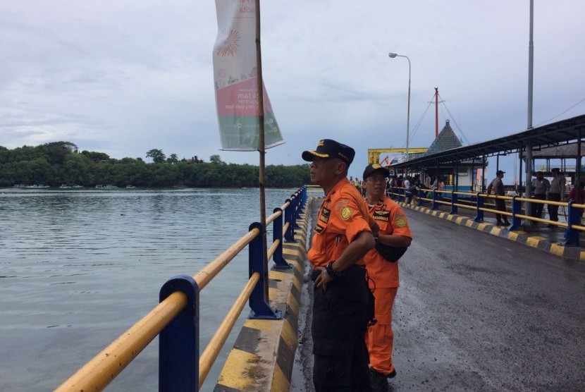 Tim Pencarian dan Pertolongan (SAR) dan Komite Nasional Keselamatan Transportasi (KNKT) memantau arus transportasi laut sejumlah pelabuhan di Bali.