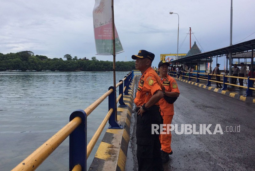 Tim Pencarian dan Pertolongan (SAR) dan Komite Nasional Keselamatan Transportasi (KNKT) memantau arus transportasi laut sejumlah pelabuhan di Bali. 