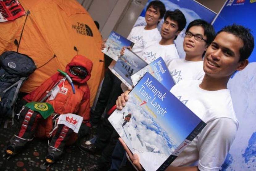 Tim pendaki Indonesia seven summits dari mahasiswa Universitas Parahyangan (Unpar) terdiri dari Sofyan Arief (kanan) bersama Xaferius Frans (kedua kanan), Janatan Ginting (kedua kiri) dan Broery Andrew Sihombing (kiri) saat hadir di peluncuran buku 
