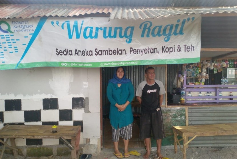 Tim Pendayagunaan Dompet Alquran Indonesia Cabang Mojokerto berkunjung ke Warung Ragil. Warung yang juga berfungsi sebagai rumah itu adalah milik Bu Erna.