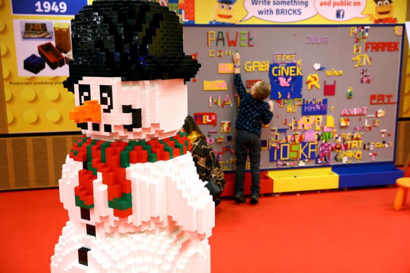Tim peneliti di Universitas Plymouth meneliti sejauh mana Lego dapat bertahan di laut. Ilustrasi.(Rafal Guz/EPA)