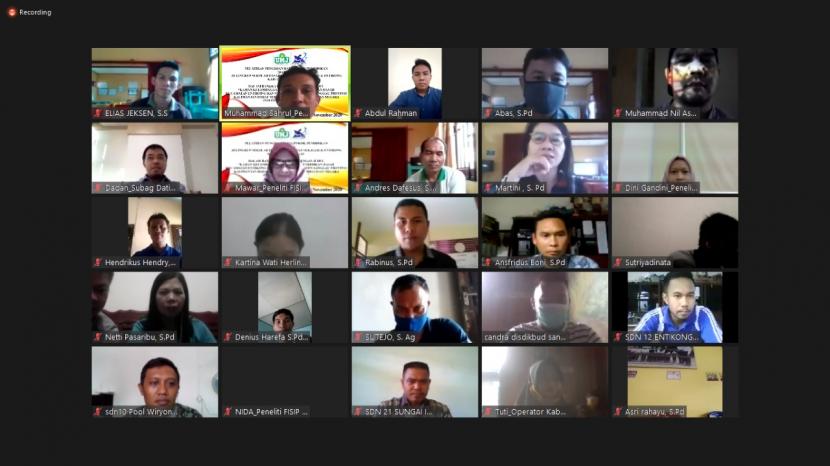 tim Peneliti FISIP UMJ yang terdiri dari Mawar MAP, Dr. Retnowati WD Tuti, Nida Handayani M.Si dan Muhammad Sahrul, M.Si memfasilitasi kegiatan bimtek pengisian Dapodik untuk 32 sekolah dasar yang ada di Kecamatan Sekayam dan Entikong Kabupaten Sanggau, Kalimantan Barat.   Kegiatan bimtek dilakukan secara daring Jumat (13/11).  Kegiatan tersebut dihadiri  48 peserta yang terdiri dari Kepala Sekolah dan Operator Dapodik.
