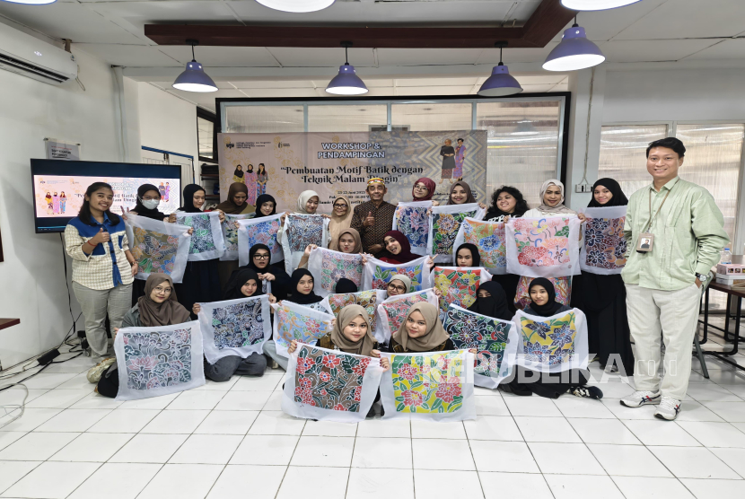 Tim peneliti ISBI Bandung melakukan pendampingan pada pelatihan pembuatan batik dengan teknik malam dingin di Islamic Fashion Institute Bandung.