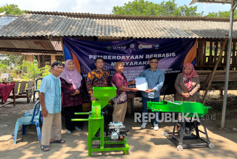 Tim Pengabdi AKPRIND menyerahkan alat-alat teknologi tepat guna kepada mitra peternak kambing di Kalurahan Sitimulyo Bantul Yogyakarta.