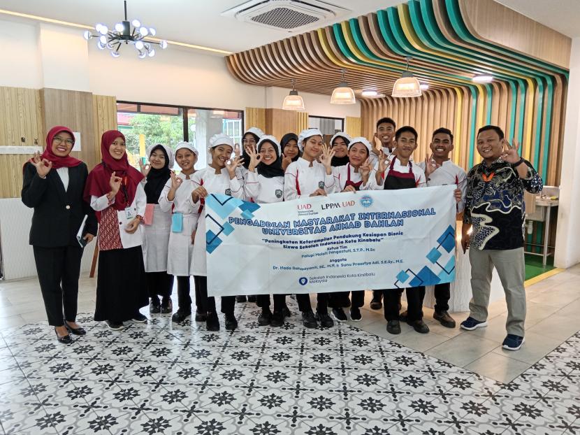 Tim pengabdian kepada masyarakat dari Universitas Ahmad Dahlan (UAD) Yogyakarta usai memberikan pelatihan kepada siswa Sekolah Indonesia Kota Kinabalu (SIKK) di Sabah, Malaysia, bulan Agustus 2023 lalu.